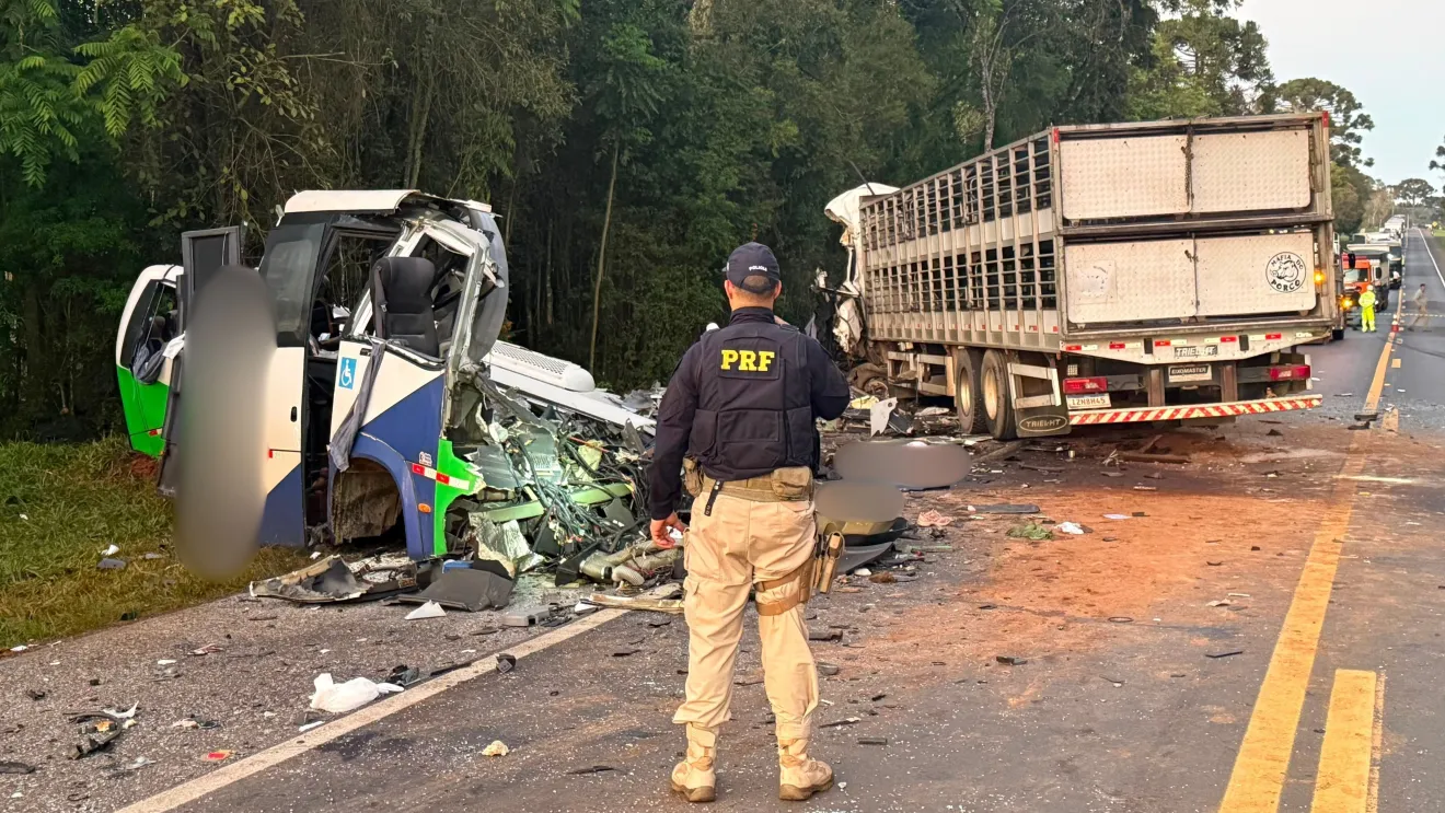 Acidente entre ônibus e carreta deixa 21 mortos e quatro feridos no Paraná