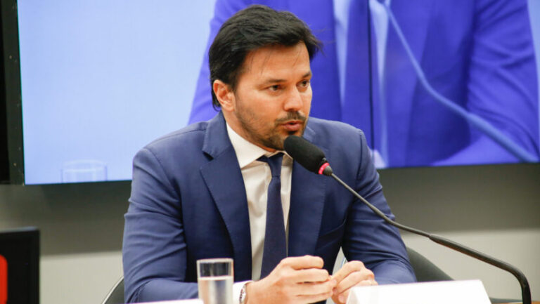 TSE determina bloqueio de contas de Fábio Faria por multa após ataque a Lula