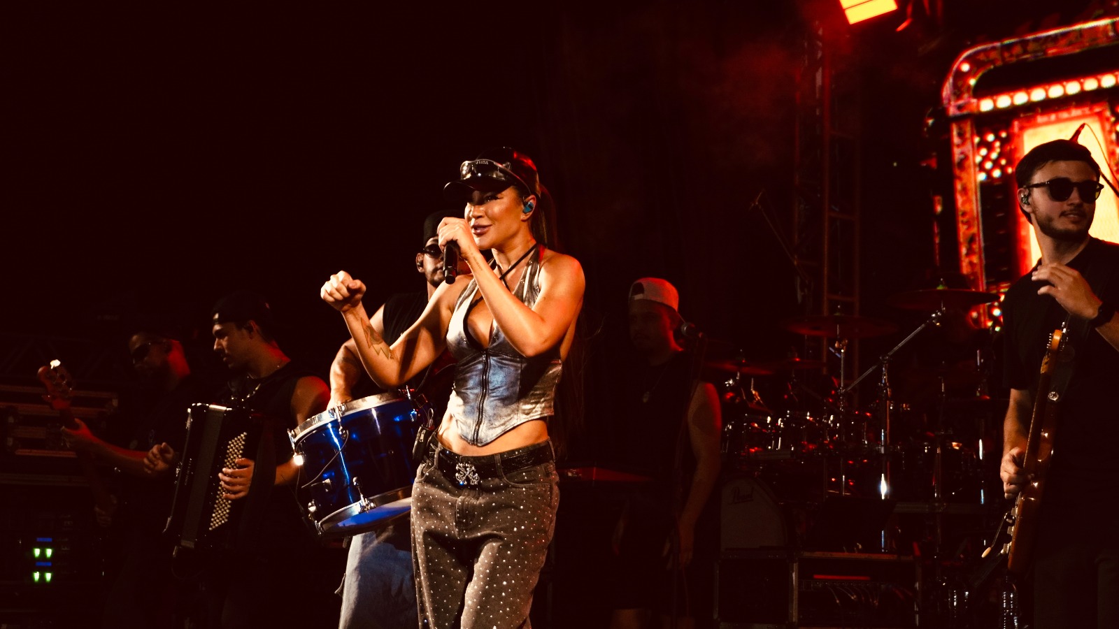 Michele Andrade faz show histórico e leva multidão à Feirinha de Acari