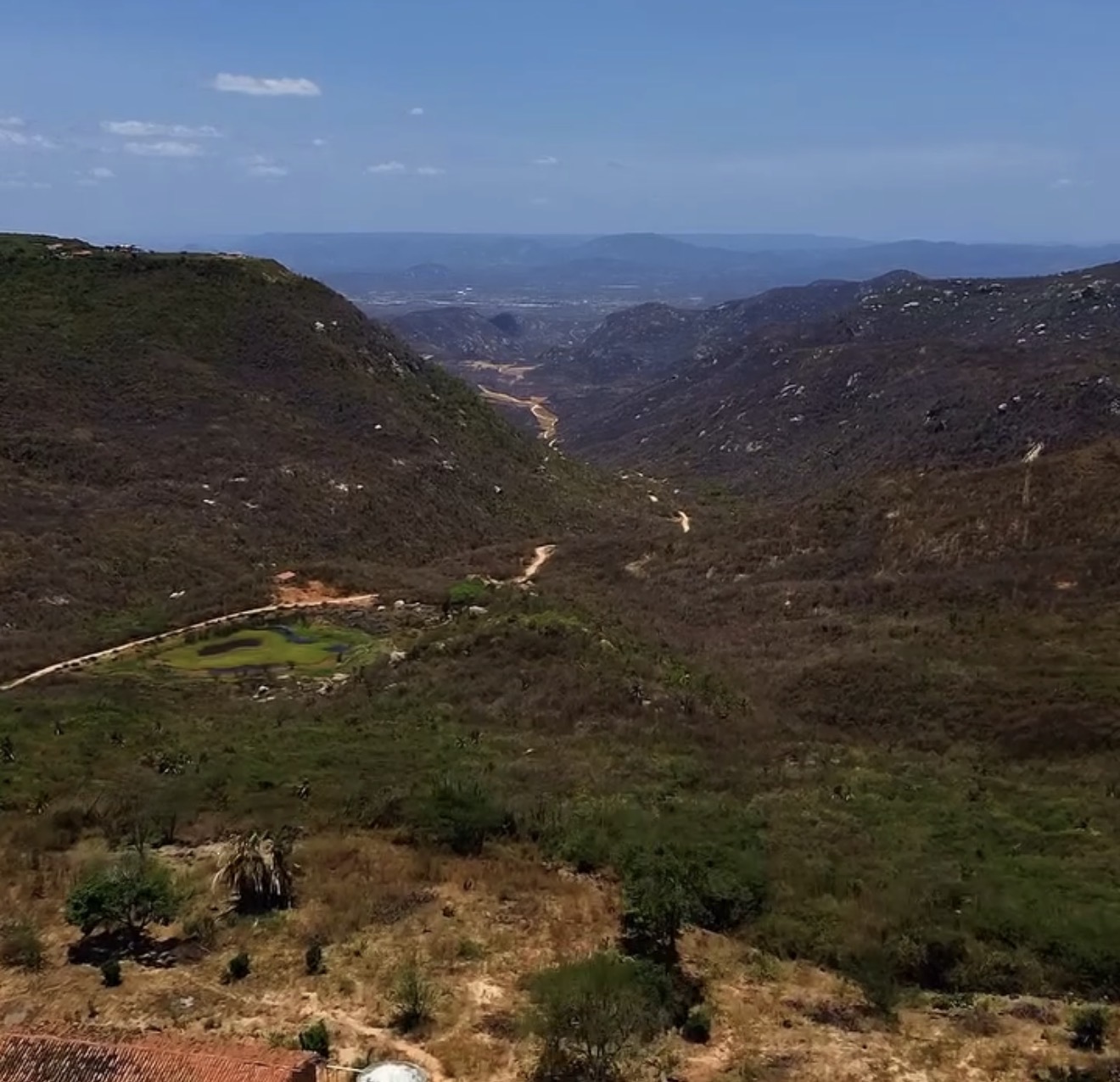 Serra de João do Vale espera há quase 15 anos pela conclusão do asfalto da estrada de acesso em Jucurutu/RN