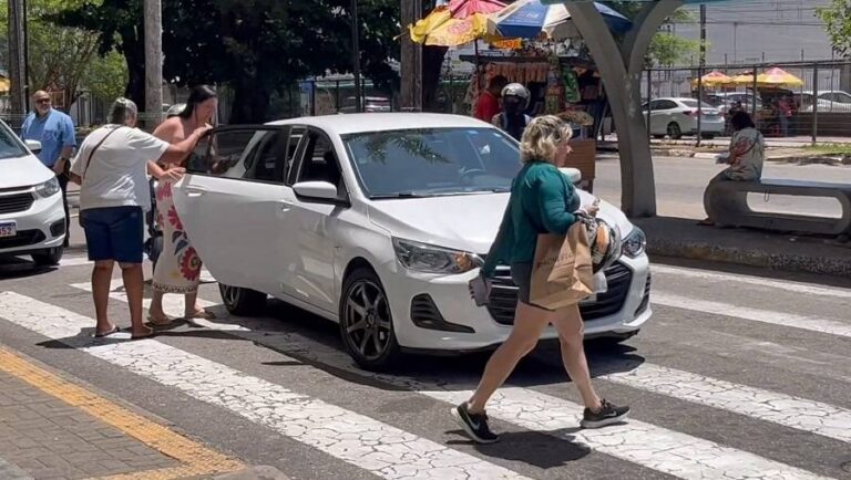 TSE proíbe adesivo de campanha em carro de aplicativo