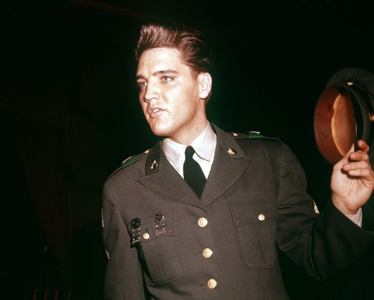 Mulher diz ser filha de Elvis Presley e tem foto de guitarra como ‘prova’ de paternidade