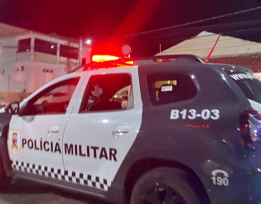 Três homens assaltam pedestre e levam celular na Rua da Platina, em Currais Novos