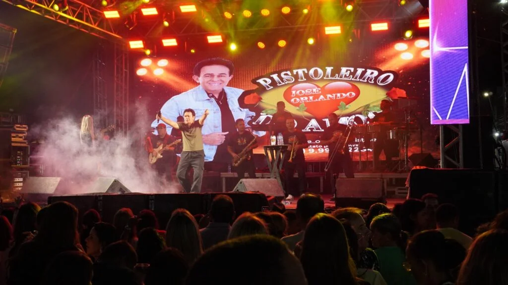 Pavilhão Cultural fica lotado durante a Noite do Brega na Festa de Agosto de Acari