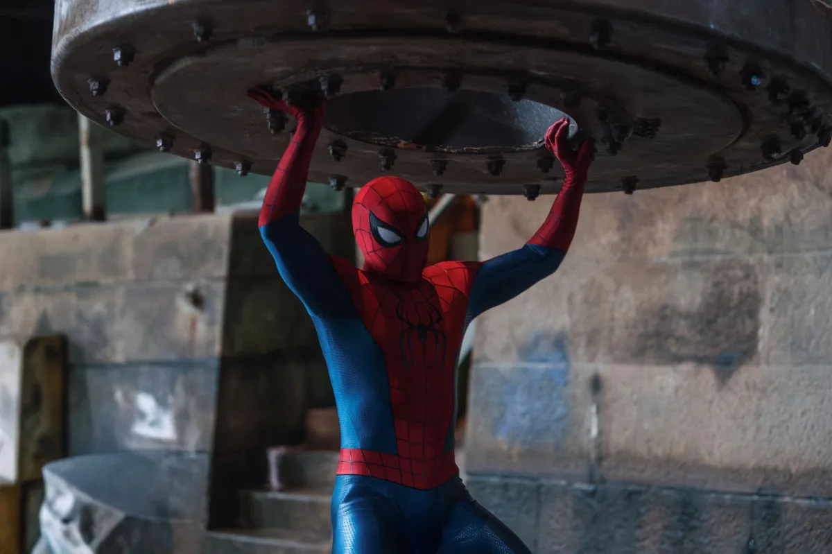 Novo “Homem-Aranha” bate quase 1 bilhão em bilheteria em 1º fim de semana