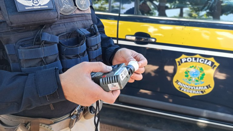 PRF prende dois motoristas por embriaguez após acidentes nas BRs 101 e 226