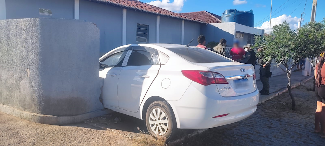 Motorista embriagado é preso após colidir carro contra muro da Secretaria de Agricultura em Currais Novos