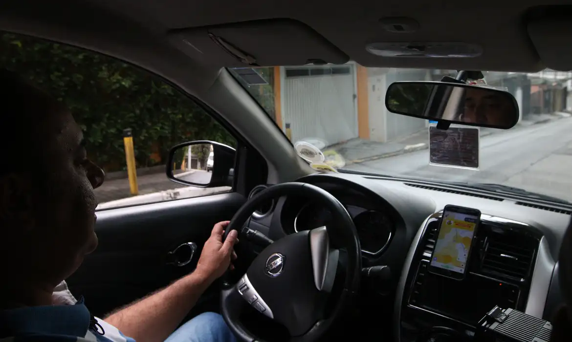 Fazenda analisa mudanças em crédito a motoristas de aplicativos