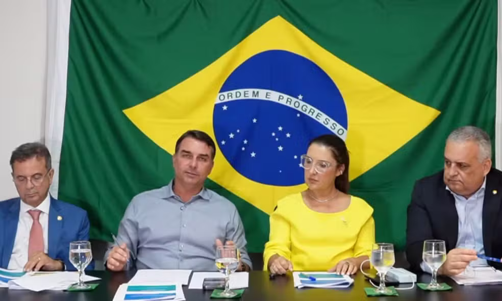 Flávio Bolsonaro diz que gabinete no Senado achou que e-mails do Missão eram spam