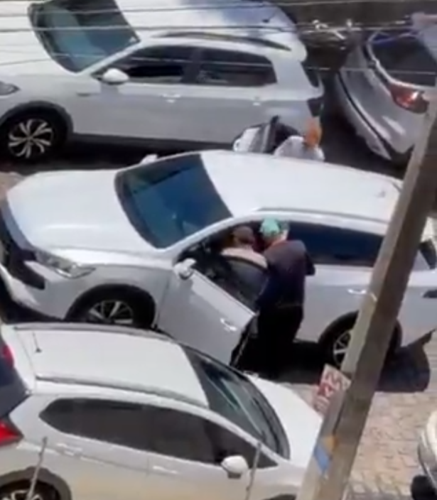 Bandidos abordam mulheres que estavam em carro, roubam pertences e fogem à pé na Zona Sul de Natal