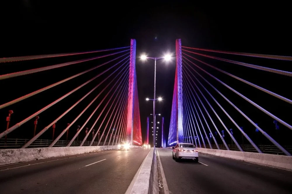 Saúde vascular: Ponte Newton Navarro ganha iluminação azul e vermelha