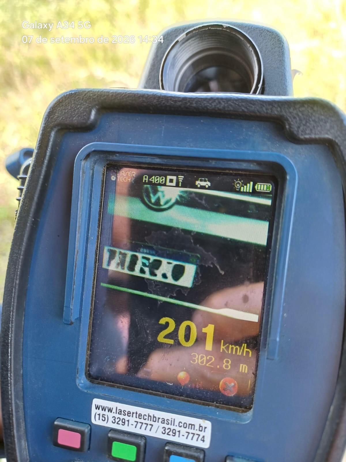 PRF flagra automóvel a mais de 200 km/h durante fiscalização em Canguaretama/RN