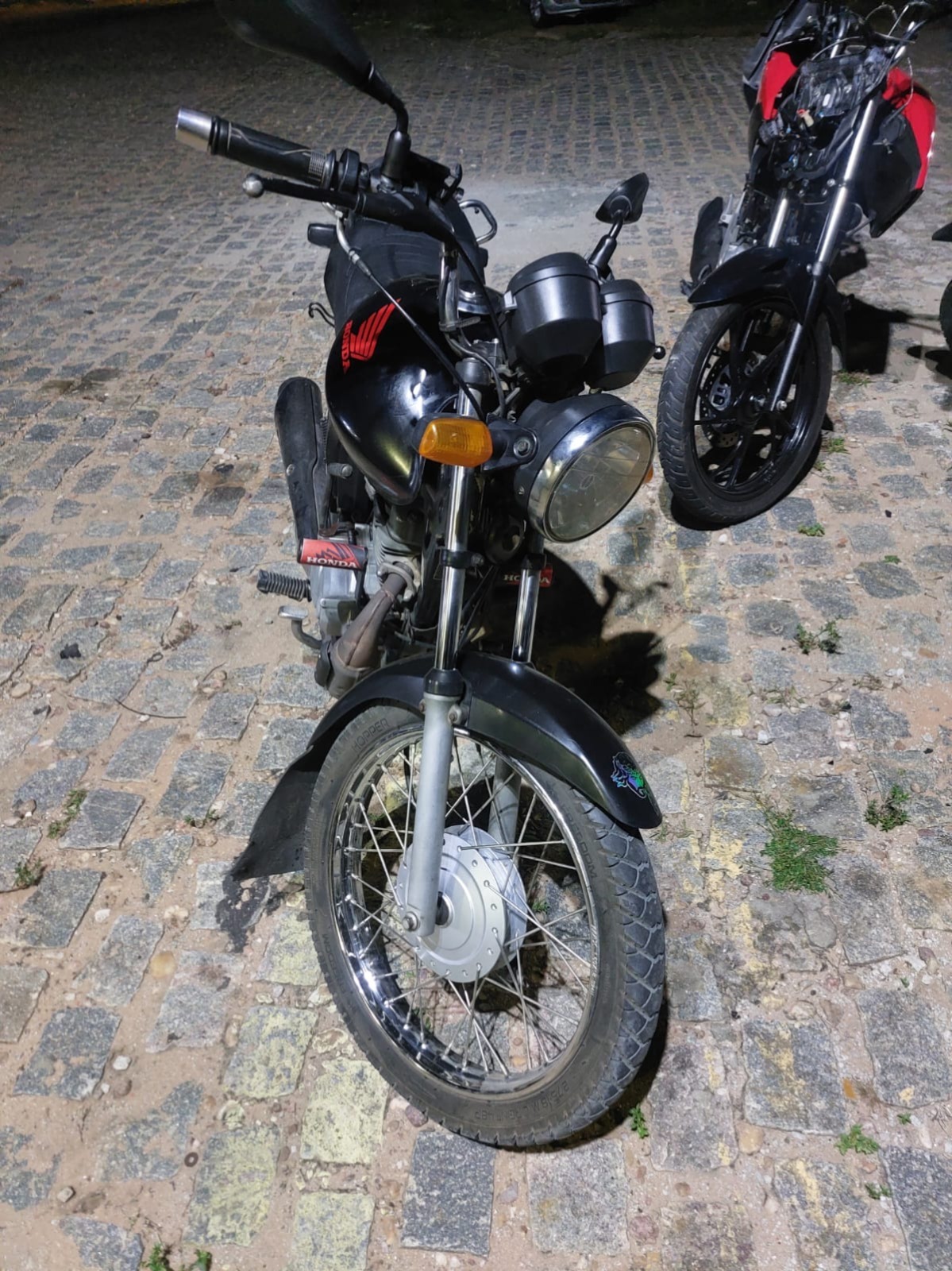 PRF prende dois homens e recupera motocicleta e celulares roubados na Grande Natal