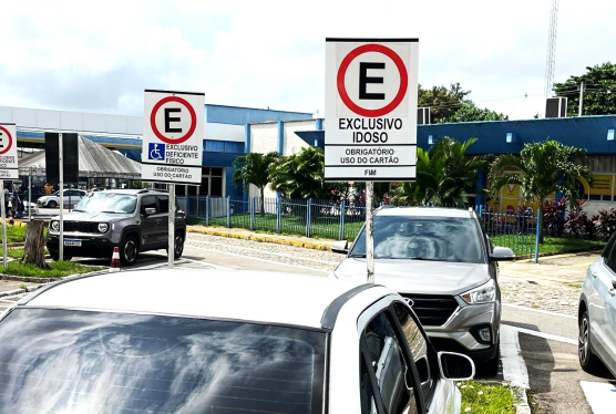 Detran/RN explica uso correto de vagas reservadas para idosos e pessoas com deficiência