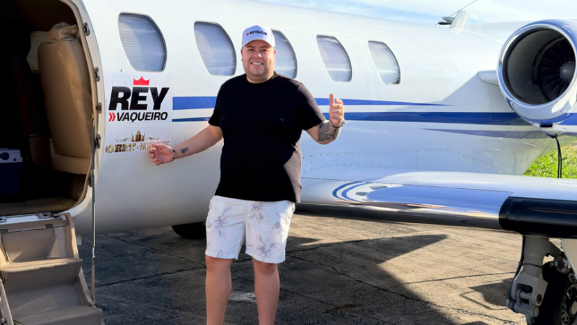 Avião com cantor Rey Vaqueiro cai após ultrapassar pista em Parelhas, no interior do RN