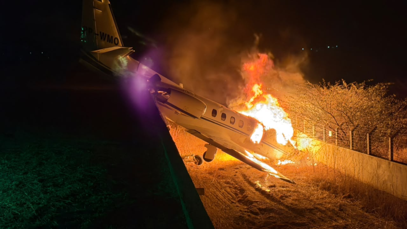 Bombeiros passam cinco horas combatendo incêndio em avião que levava Rey Vaqueiro no RN