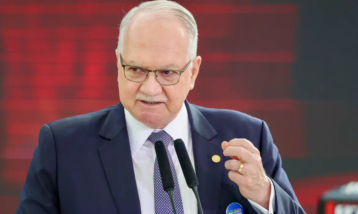 Fachin dá 5 dias para Mendonça e Gonet responderem acusação de Moraes