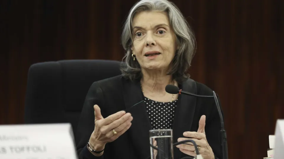 Cármen Lúcia vê erros tanto de Moraes quanto de Mendonça e vira peça-chave na disputa no STF