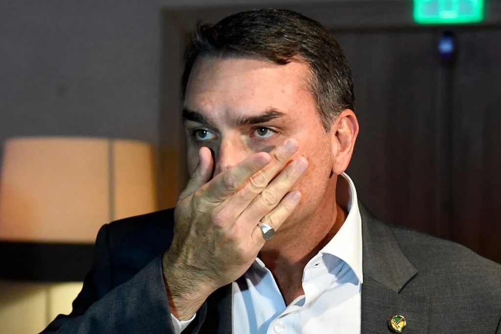 Trump ajuda Flávio a entrar nos EUA, mas não pretende reconhecê-lo como líder do Brasil, diz Reuters