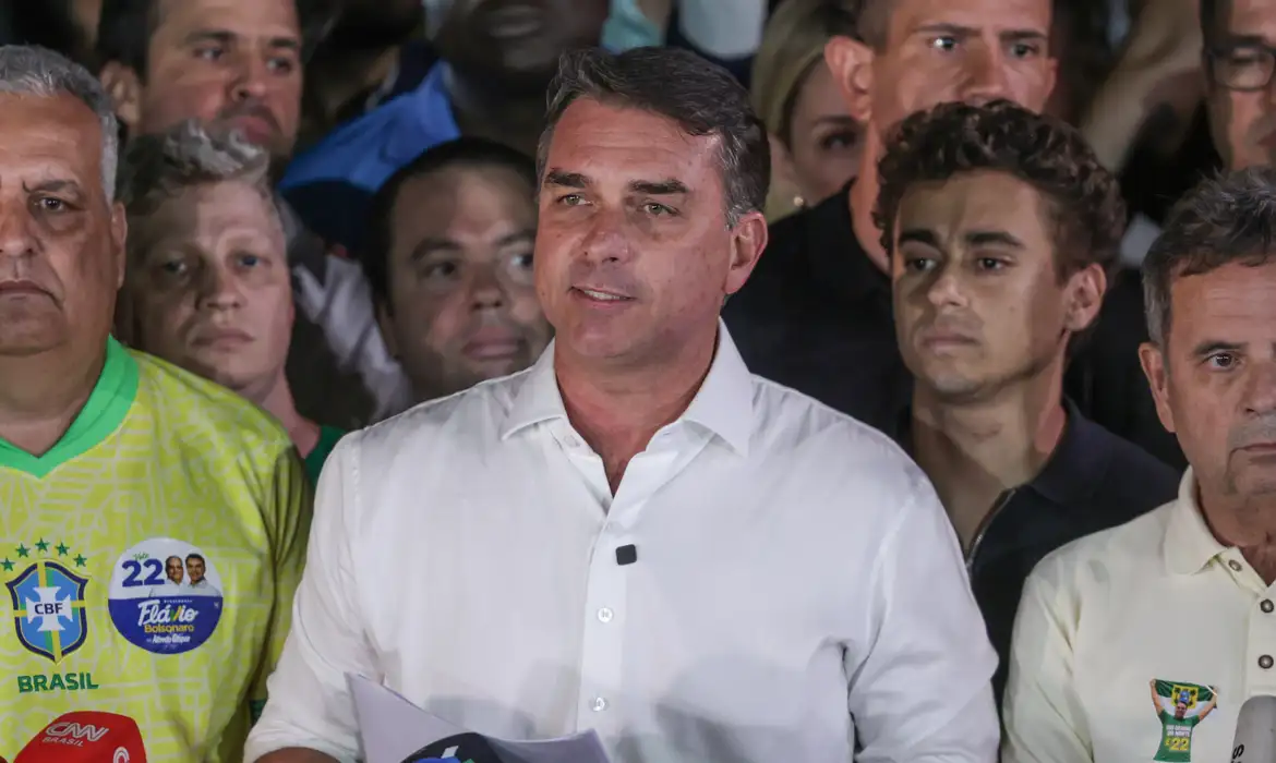 PF faz buscas em mansão de Flávio Bolsonaro após fuga do senador para os EUA