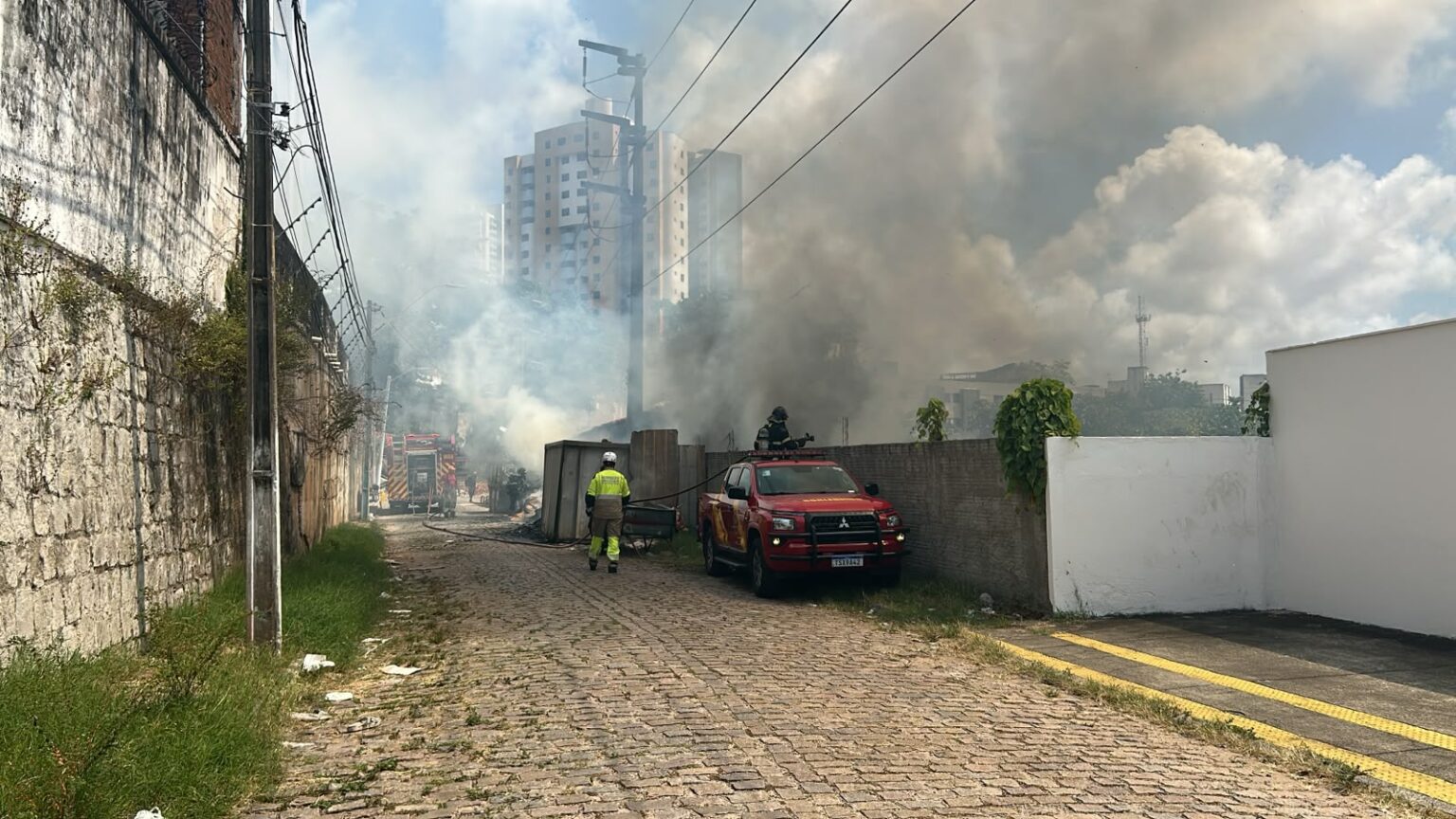 Incêndio em terreno mobiliza Bombeiros na zona Leste de Natal