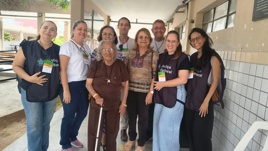 Dona Ana de Deus Barbosa dá exemplo de cidadania e vota em Currais Novos aos 97 anos