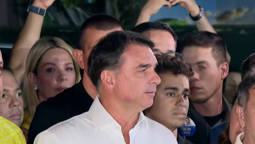 Flávio Bolsonaro diz que não reconhece resultado e anuncia pedido de anulação da eleição
