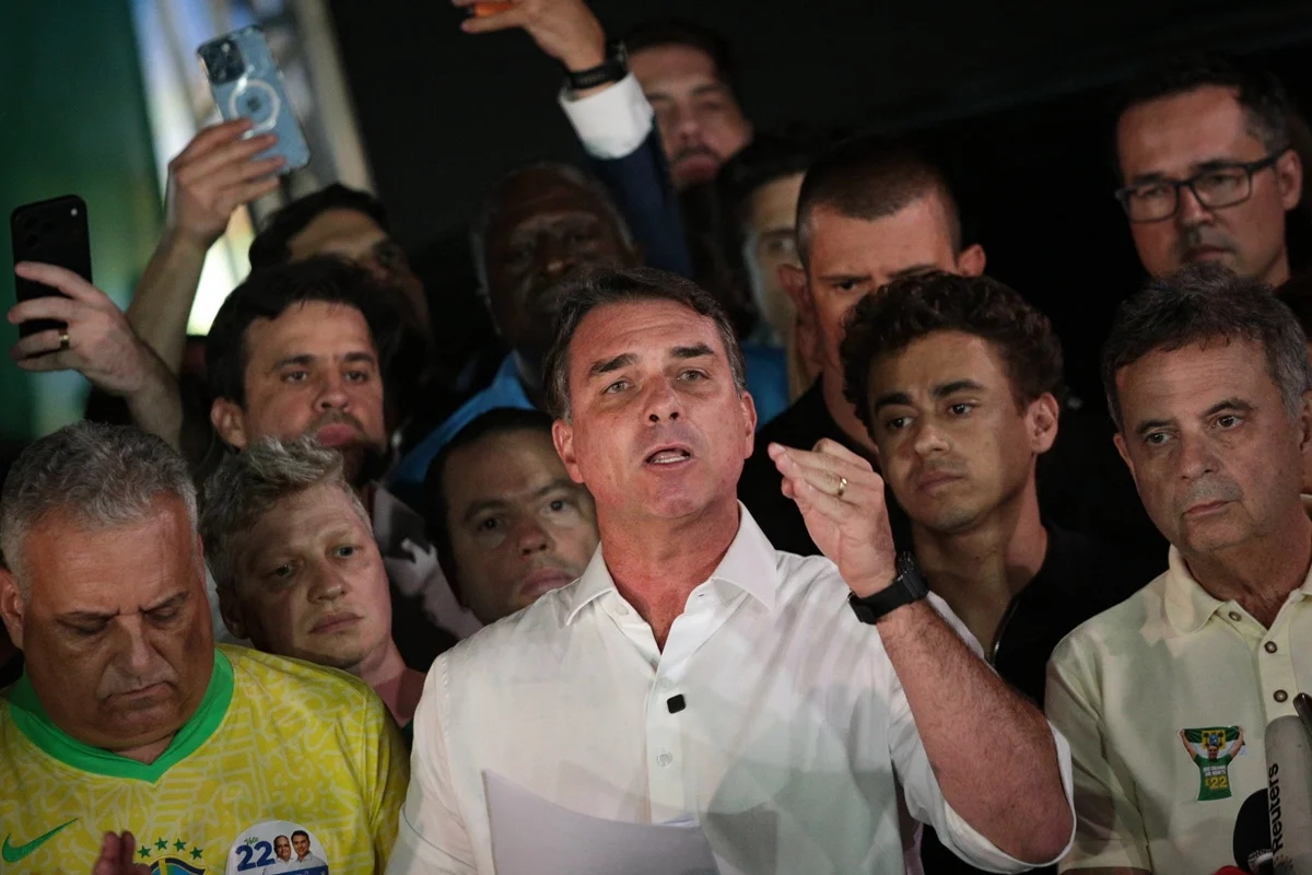 Aliados e advogados tentam falar com Flávio, mas não conseguem contato