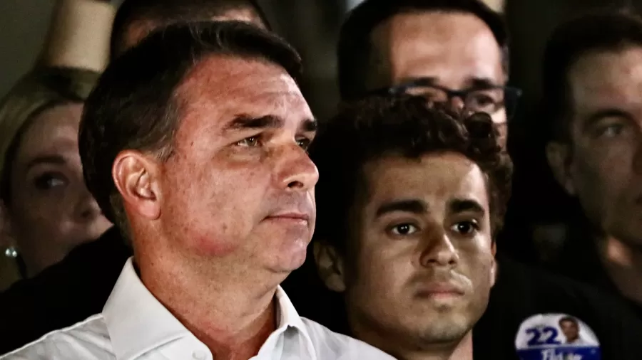Polícia Federal apura possível saída de Flávio Bolsonaro do Brasil pela Argentina