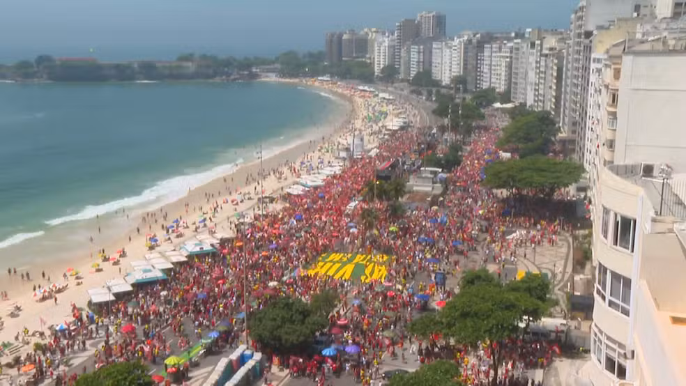 Apoiadores de Lula fazem ato em Copacabana