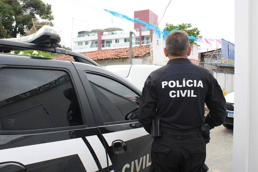 Homem é levado à delegacia após denúncia de violência contra uma mulher na Praia do Meio