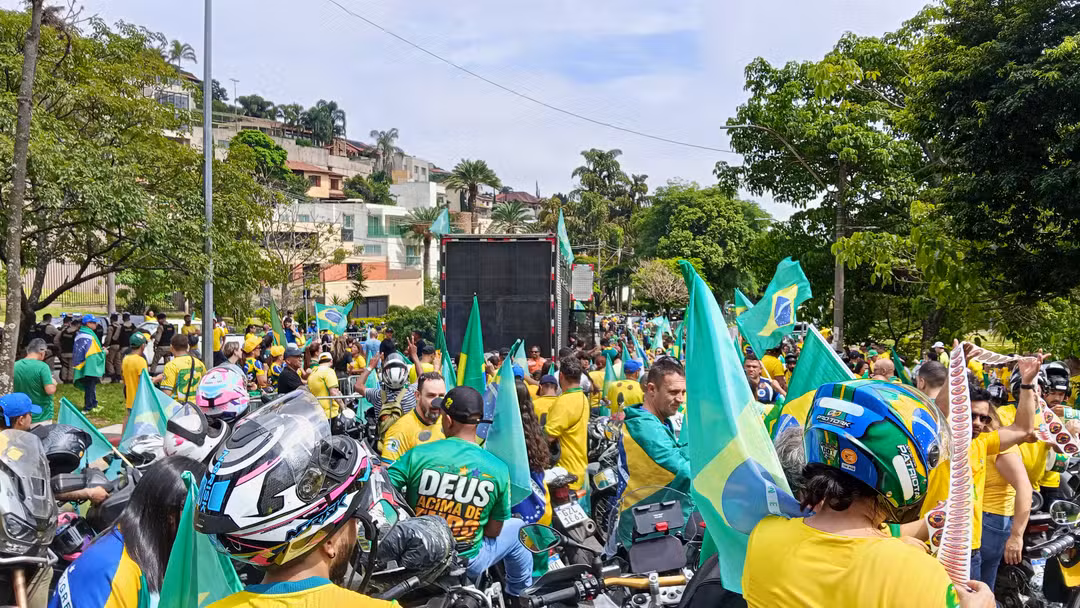 Apoiadores fazem ato em apoio a Flávio Bolsonaro em BH
