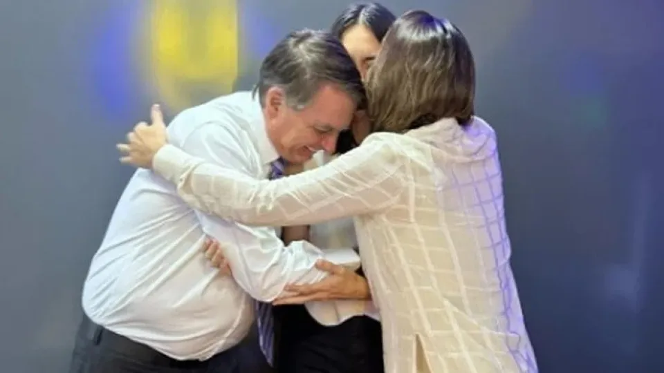 Michelle Bolsonaro celebra 16 anos da filha Laura: “Nossa herança”