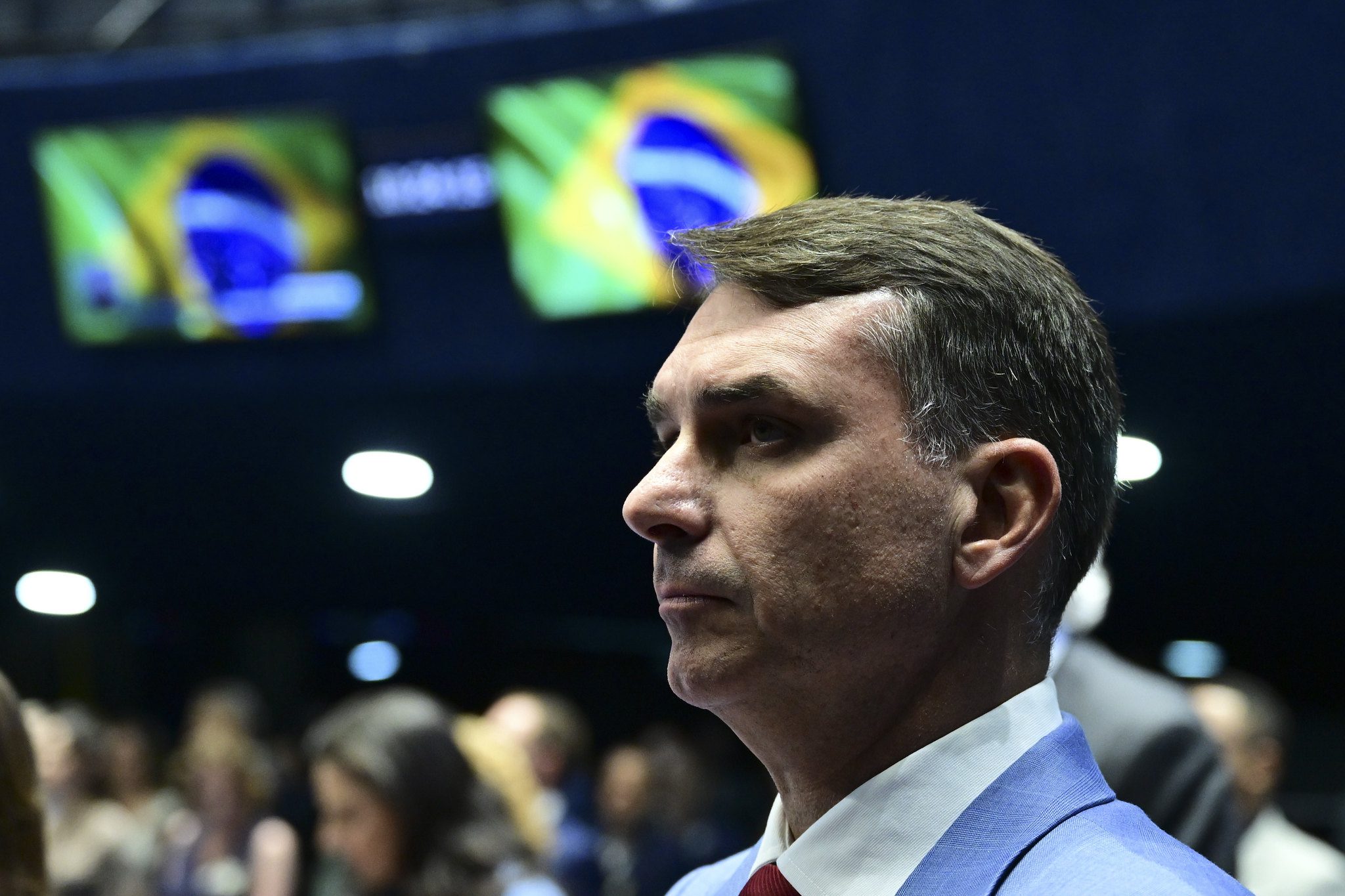 Flávio Bolsonaro altera carta e troca “presidente eleito” por “líder do Brasil”