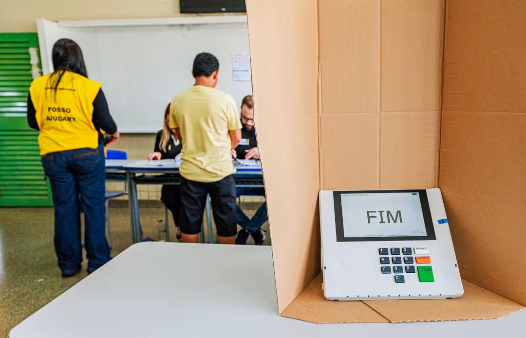 Agregador de pesquisas indica chance de 79% de vitória de Flávio Bolsonaro
