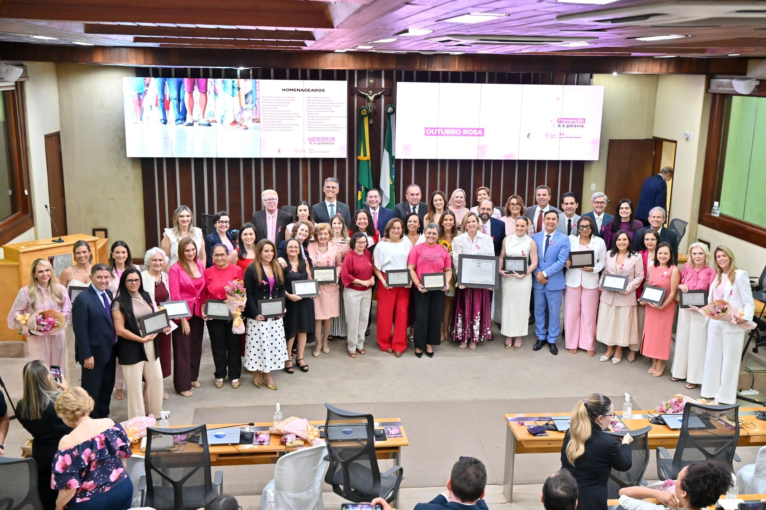 Solene do Outubro Rosa homenageia mulheres e entidades relevantes no combate ao câncer de mama no RN
