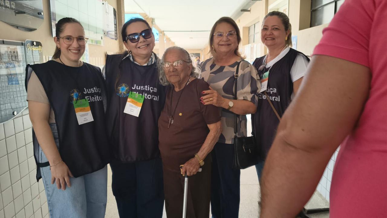 Em Currais Novos, eleitora de 97 anos vota e diz que nunca perdeu uma votação: “Faço questão”