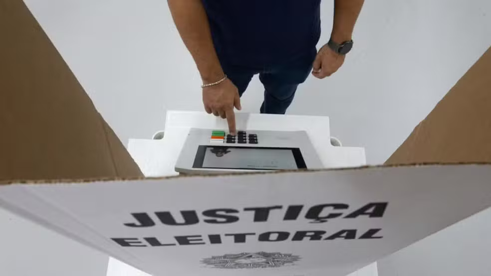 De desilusão com a política a viagens: abstenção nas eleições de 2026 é a maior desde 1998